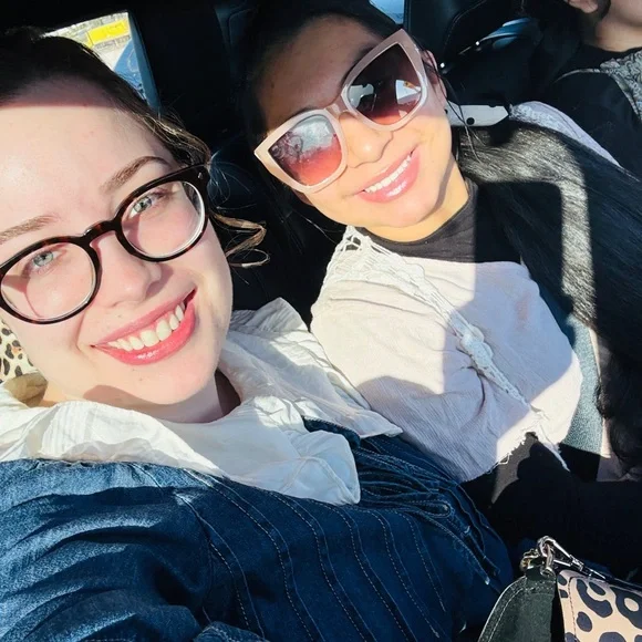 Meet Me 🖤 - Picture 2 of 9